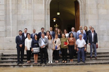 Imagen de los miembros de la delegación turca delante de la puerta del Ayuntamiento.