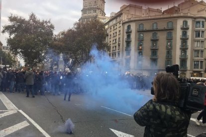 Los mossos han cortado la Gran Via.