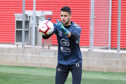 Bernabé Barragán, aturant una esfèrica durant un entrenament amb el Gimnàstic de Tarragona.