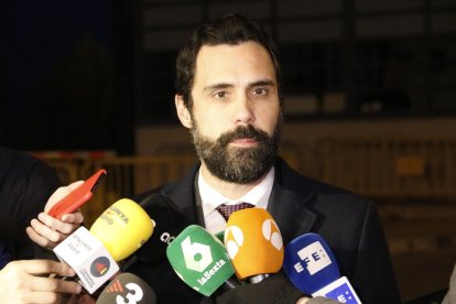 El president del Parlament de Catalunya, Roger Torrent, durant una atenció als mitjans de comunicació.