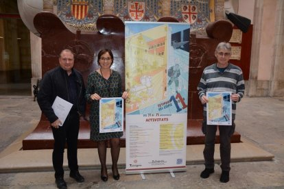 Jep Soto de Delirópolis; Begoña Floria, regidora de Cultura; i Ramón Sarlé de Delirópolis, en la presentació de la 11a Setmana del Còmic.