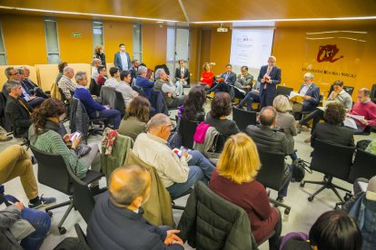 Els representants dels set partits, al fons, durant la presentació de l'acte per Sergio Nasarre.