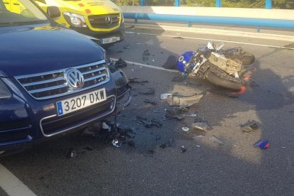 La motocicleta ha choca frontalmente con el totterreny, que circulaba contra dirección.