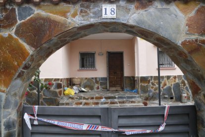 La porta i la part interior de la casa del Vendrell on s'ha produït un homicidi.