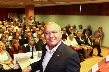 El candidato a la reelección llenó la sala en la última cita del ciclo de conferencias de la Cámara.