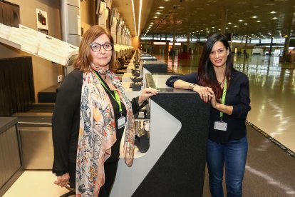 Estela Trenado i Desirée Fructuoso, a les cintes de la terminal de l'Aeroport.