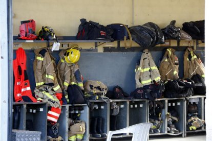 Plano corto de los uniformes y herramientas de trabajo de los bomberos del Parque de Moià