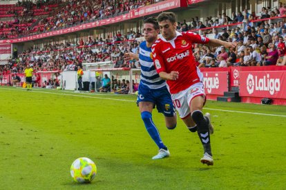 Pol Prats prueba una internada por banda izquierda en el Nàstic-Llagostera