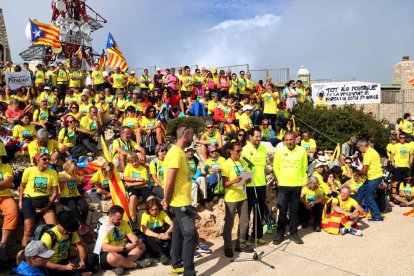 Els participants en l'ascensió al cim del Montcaro als Ports de Tortosa-Beseit per reclamar l'alliberament de Carme Forcadell i de la resta dels presos polítics.