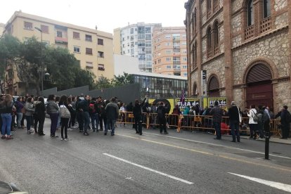 Desenes de persones concentrades davant la plaça de toros.