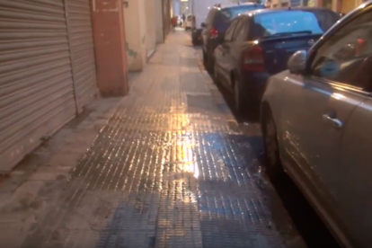 Las aguas fecales provienen de unos bajos de la calle