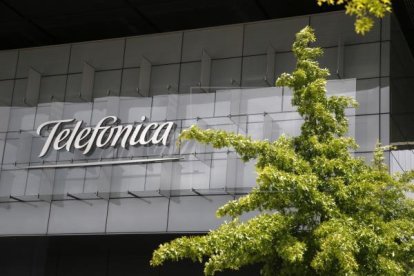 Façana de la seu corporativa de Telefonica.