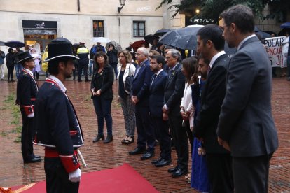 El president del Govern, Quim Torra, amb els consellers, fent l'ofrena al Fossar de les Moreres.