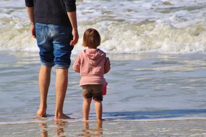 Una familia disfrutando de la playa.