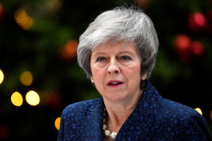 La primera ministra británica, Theresa May, se dirige a los medios ante el número 10 de Downing Street después del anuncio del Partido Conservador de someterla a un voto de confianza.