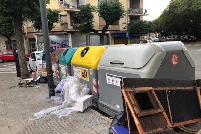 Imatge de diversos tipus de deixalles al voltant dels contenidors de Pin i Soler.