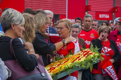 Pili, la dona de Grau, rebent el suport dels seus.