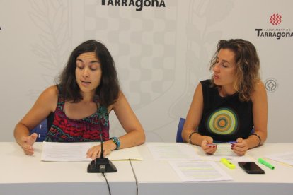 Las concejalas de la CUP en el Ayuntamiento de Tarragona, Eva Miguel y Laia Estrada, durante la rueda de prensa.