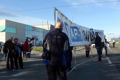 Plano general de los participantes en el 239.º corte de la N-340 en Amposta situando la pancarta que les ha acompañado estos cuatro años de lucha.