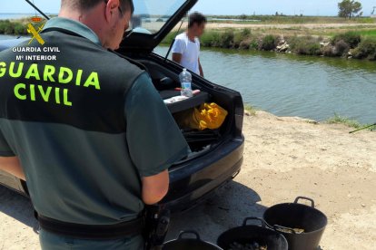 El pescador il·legal denunciat al Delta per subornar la Guàrdia Civil amb tres galledes plenes de cranc blau.