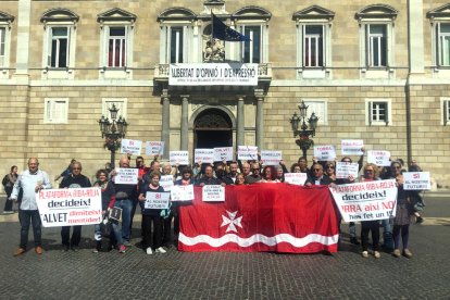 Un grupo de vecinos de Riba-roja d'Ebre con pancartas a favor del depósito de residuos, delante de el Palau de la Generalitat, en la plaza Sant Jaume de Barcelona.