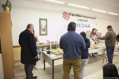 El Sr. Arquebisbe, Mons. Joan Planellas, parlant amb els voluntaris de 'Cafè i Caliu'.