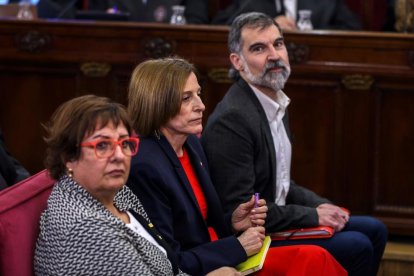 Jordi Cuixart, Carme Forcadell i Dolors Bassa, durant la primera jornada del judici de l'1-O.