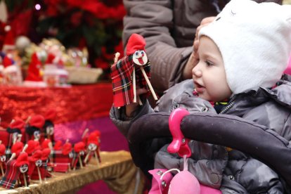 Una niña visitando uno de los mercados de Navidad.