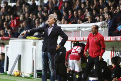 Enrique Martín, entrenador del Nàstic, en el partit disputat aquest dilluns al Nou Estadi davant de Zaragoza.