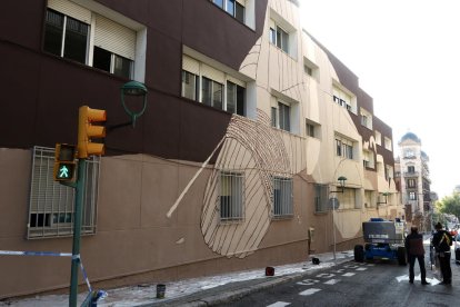 Aspecte que oferia ahir el mural que Megan pinta a la façana lateral de l'Institut Pons d'Icart.