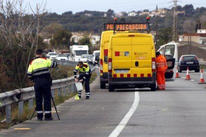 Tallada la C-32 a Calafell per un accident d'un cotxe amb un remolc