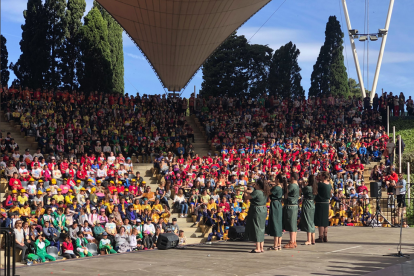 Las gradas del Auditori se llenaron de niños que se adentraron en el pasado romano.