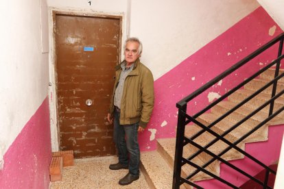 El president de l'entitat veïnal, Eduardo Navas, a la porta d'un dels pisos on han intentat accedir.