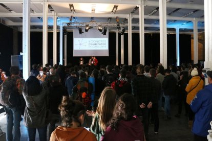 El acto de clausura del primer Congrés de l'Habitatge de Catalunya en Fabra i Coats.