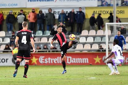 Jesús Olmo, Gus Ledes i Pol Freixanet, al fons, en una jugada del partit de dissabte contra el Numancia a l'Estadi Municipal.