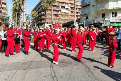 La colla 'Molta Festa' ha ganado el premio a la mejor comparsa con el disfraz de La Casa de Papel.