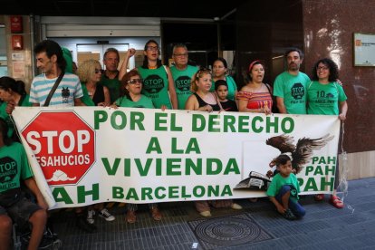 Imagen general de miembros de la PAH en las puertas de la Agència d'Habitatge de Catalunya.