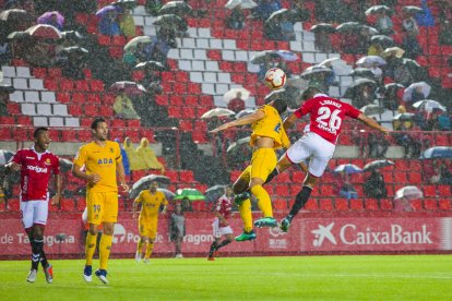 La pluja va impedir acabar el partit.