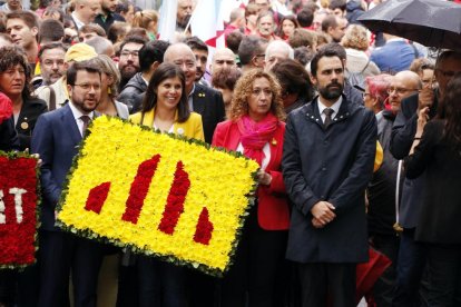 Plano frontal de la comitiva de ERC en la ofrenda en el monumento de Rafael Casanova.