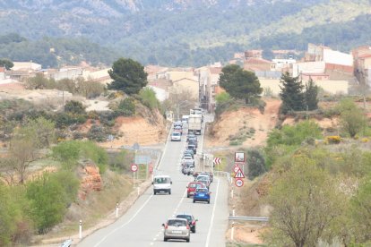 Plano general de la marcha lenta por la N-420, con el núcleo urbano de Gandesa.