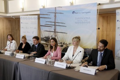 Imatge de la roda de premsa de balanç de la temporada de creuers al port de Tarragona, amb el president, Josep Andreu, intervenint.