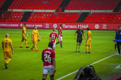 Els jugadors del Nàstic marxen al túnel de vestidors després de la tercera aturada.