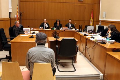 Pla mitjà de l'acusat d'abusar de menors en cinemes del Maresme abans del judici a l'Audiència.