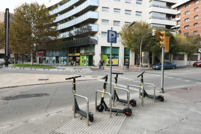 Algunos de los patinetes eléctricos de la compañía Buny en periodo de prueba aparcados ayer en la plaza Imperial Tarraco.