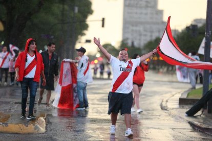 Aficionados de River celebrando el triunfo de su equipo.