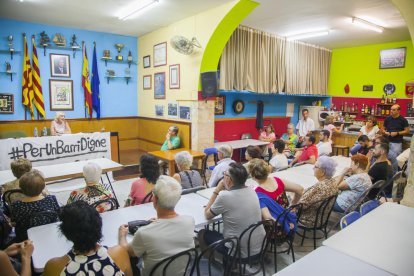 Imatge d'arxiu d'una reunió convocada per l'associació de veïns.