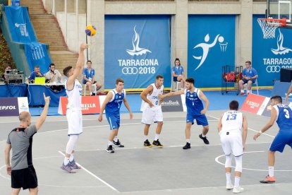 Un dels partits de 3x3 que es van disputar al Camp de Mart durant els Jocs Mediterranis.