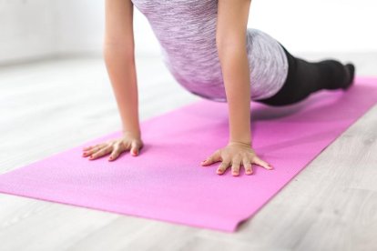 Imagen de una mujer entrenando en el gimnasio.