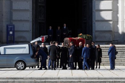 Los familiares de Franco llevan el féretro del dictador.