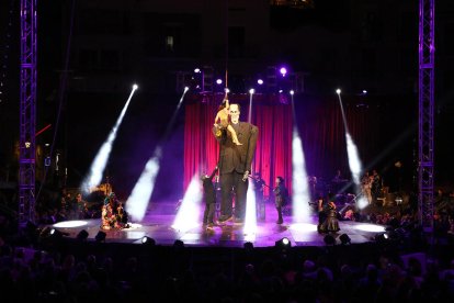 Paconstein, compartint escenari amb la trapezista Iara Gueller, en l'obertura de la fira del circ.